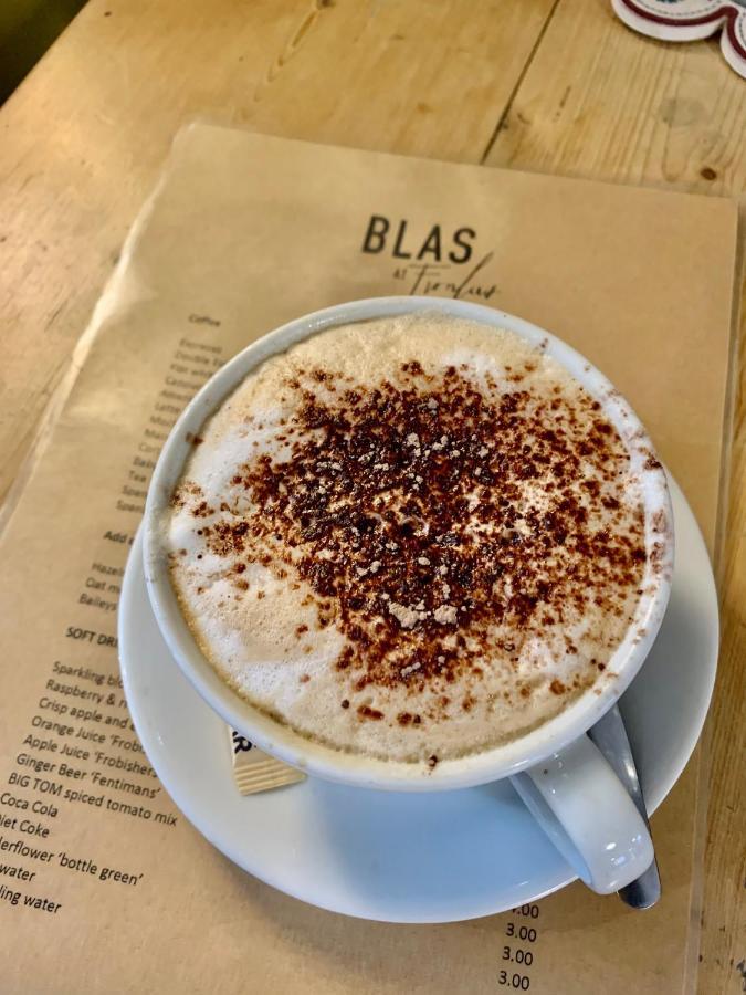 Blas At Fronlas Cafe - The Heart Of Newport Newport  Kültér fotó